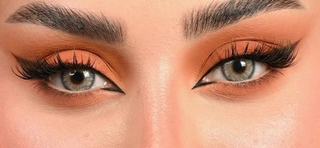 عدسات Eosia اللاصقة الملوّنة على العين عن قرب