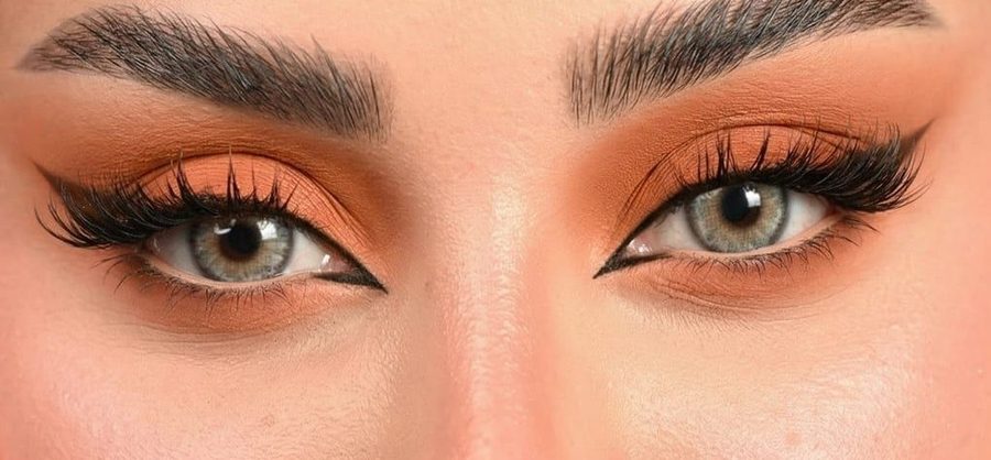 عدسات Eosia اللاصقة الملوّنة على العين عن قرب